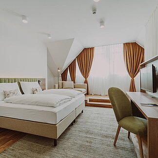 Suite mit großem Bett im Burghotel Schlaining. Suite mit großem Bett im Burghotel Schlaining.