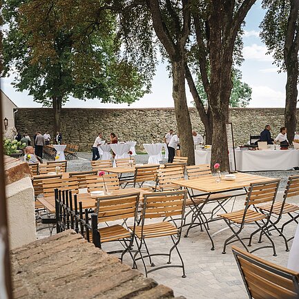 Innenhof mit Tischen der Burg Schlaining. Innenhof mit Tischen der Burg Schlaining.