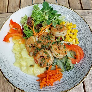 Salat mit Garnelen auf der Terrasse des Boutique-Restaurant das Kranich. Salat mit Garnelen auf der Terrasse des Boutique-Restaurant das Kranich.
