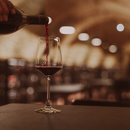 Wein einschenken in der Weinkosterei Vinothek Burgenland. Wein einschenken in der Weinkosterei Vinothek Burgenland.