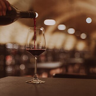 Wein einschenken in der Weinkosterei Vinothek Burgenland. Wein einschenken in der Weinkosterei Vinothek Burgenland.