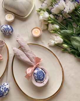 Nahaufnahme von Teller mit Osterdeko Nahaufnahme von Teller mit Osterdeko