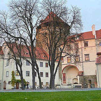 Innenhof der Friedensburg Schlaining im Herbst bei Sonnenuntergang. Innenhof der Friedensburg Schlaining im Herbst bei Sonnenuntergang.