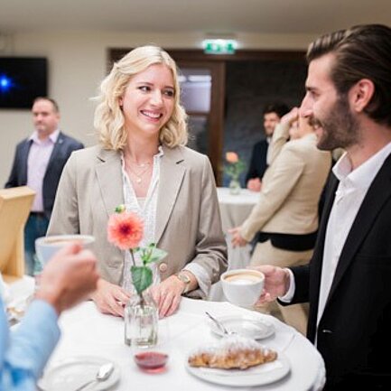 Seminargäste unterhalten sich beim Stehtisch im Seminarhotel Schlaining. Seminargäste unterhalten sich beim Stehtisch im Seminarhotel Schlaining.